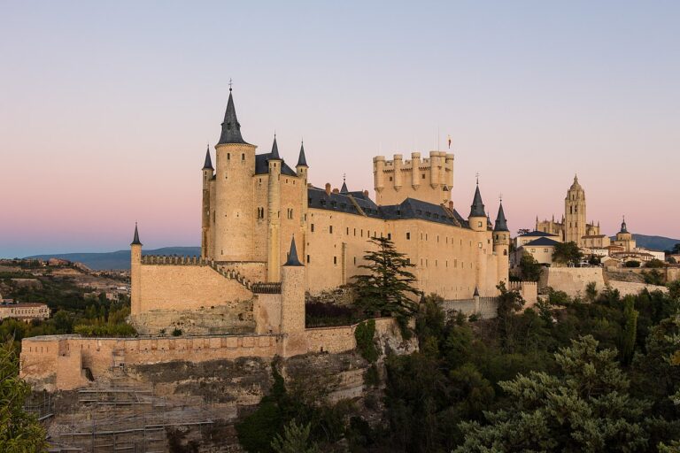 vista del alcazar de segovia mejorada