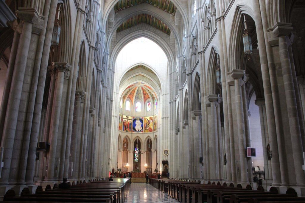foto del interior de la catedral de la almudena madrid